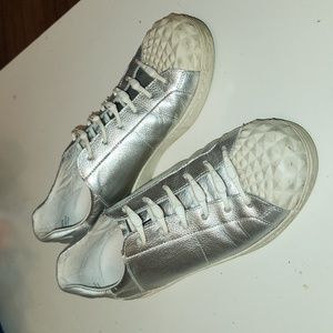 Silver Ash sneakers with ridged rubber toes sz 39